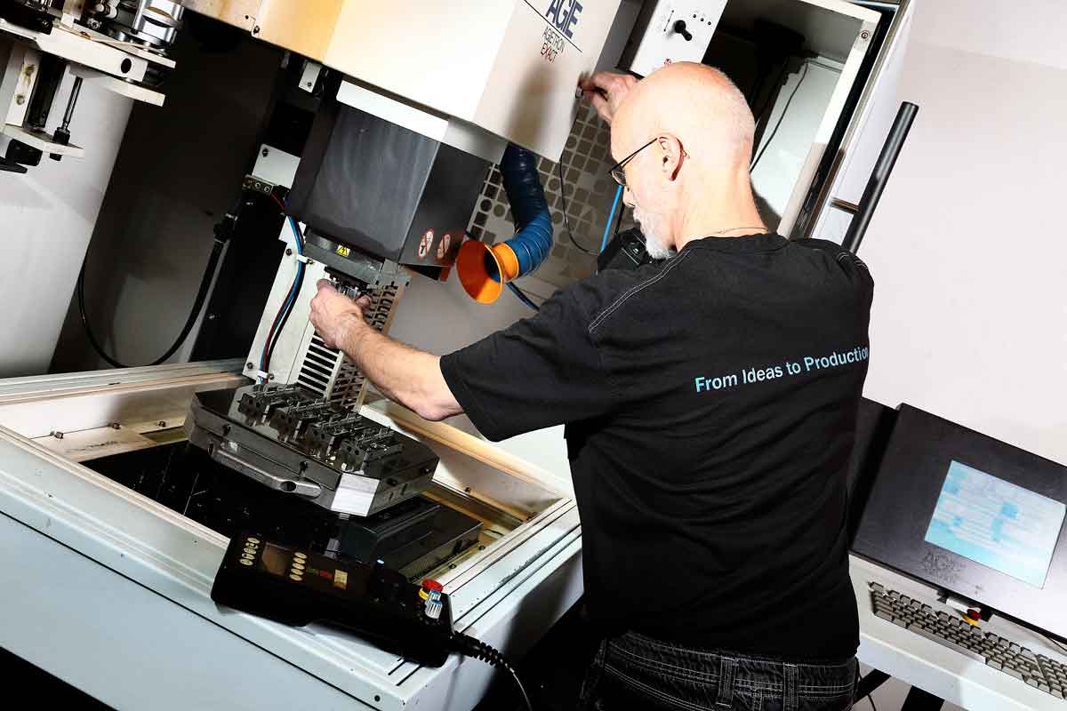 Toolmaker Apprentice Tool manufacturer | Precision tools | Uni-Technology